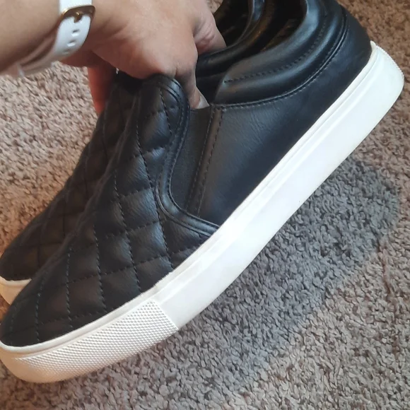 Size 8 Steve Madden black quilted skate shoes - Picture 6 of 7